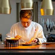 「バターやオイルは控えめに」と話す江見氏のフレンチ。昆布や鰹節のほか、玉ねぎをはじめとした野菜からじっくりと旨みを引き出すことで塩の使用も最低限に。食材の素晴らしさがいっそう際立ちます。