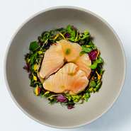 自慢の料理を彩るのは、店舗前の植栽で栽培する色とりどりのハーブ。コースを締めくくるハーブティーに使用するほか、ノンアルコールドリンクの香りづけに使うことも。毎日の水やりは江見氏の担当です。