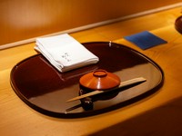 熟練の料理人が、当日手に入った食材と向き合い紡ぐコース料理。掲載写真・メニューは一例となります。当日のメニューはお店にてご確認ください。