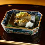 素材の旨み・可能性を引き出す焼き物。写真は『地御前カキ　七味噌焼』。は広島湾西で水揚げされた、新鮮なカキを活かした逸品です。