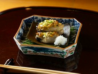 素材の旨み・可能性を引き出す焼き物。写真は『地御前カキ　七味噌焼』。は広島湾西で水揚げされた、新鮮なカキを活かした逸品です。