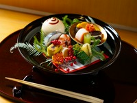 視覚からゲストを魅了する『季節の八寸』