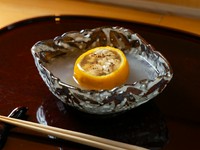 丁寧に素材たちの持ち味を引き出す逸品。写真は『魚雪白子　道明寺蒸し』。彩り・風味・食感と、食材たちの魅力を再認識させてくれます。