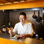 料理そのものをお楽しみいただくことはもちろん、“心地良さ”も重要と考える濵本氏。ゲストがリラックスして食事を楽しめる空間づくりを【馳走　ぬくゐ】は大切にしています。