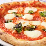 長野県松本市の「真のナポリピッツァ協会」認定店。イタリア・ナポリで開催される世界選手権においても、優れた成績を収めた店主による、本物のナポリピッツァを松本で味わえます。