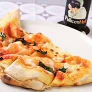ナポリピッツァをはじめとした、バラエティ豊かなメニューで、友人との楽しい食事にも最適な一軒。飲み放題も追加できるコースメニューもあり、ちょっとした宴会・女子会から、イベントにも活躍してくれます。