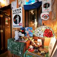 ナポリのテイストを再現するため、こだわりが散りばめられた店内。音楽もナポリのイメージで選曲されています。コースは2名～オーダーできるため、誕生日・記念日といった特別な日の利用もオススメです。