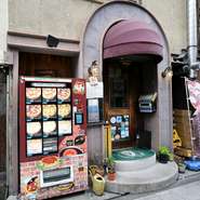 ピッツァの屋外販売機を市内で一早く導入するなど、伝統を敬うだけでなく時代との向き合い方も大切に考えている【Pizza Verde Matsumoto】。テイクアウトにも対応可。こだわりのピッツァを自宅でも楽しめます。