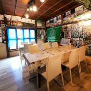 コース利用の方限定で90分の飲み放題プランも用意。店舗に1階のメインフロアに加えて、時期によっては大人数・団体向けのスペースとして開放される2階席もあり。忘年会・新年会など、季節のイベント利用も最適です。