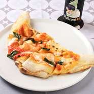 “三日月”＋“窯で焼く”ことを意味する『リピアーノ　アル　フォルノ』。香ばしい生地の中に、とろ～りチーズとトマトソース、ナポリサラミが。一味違うスタイルの焼きたてピッツァを楽しんでみませんか。