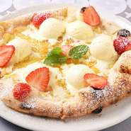 信州産のりんごにアイスクリームをトッピングした、満足度抜群のデザートピッツァ。食後の逸品として、コーヒーのお供としても楽しめる逸品。ピッツァの懐の深さを実感させてくれるメニューです。