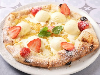 デザート感覚で楽しめるピッツァ『りんごとハチミツ、リコッタチーズのピッツァ』