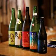 当店の日本酒は、料理との調和を追求し、日本酒文化の奥深さを感じられるものばかり。季節ごとに変わるおすすめの日本酒をご提案。料理とのベストなマッチングをお楽しみいただけます。