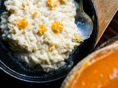 ミモレットチーズの器で仕上げる焼きチーズリゾット