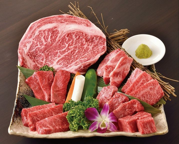 多彩な部位を一度に楽しめる贅沢な『黒毛和牛　食べつくし純の七種盛り』