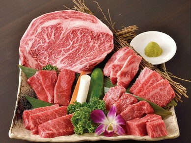 多彩な部位を一度に楽しめる贅沢な『黒毛和牛　食べつくし純の七種盛り』
