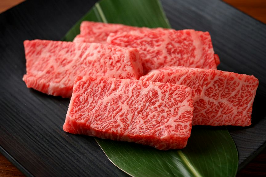 ［オススメ］濃厚な甘ダレが旨みを引き立てる網焼き仕立ての『黒毛和牛　上カルビ』