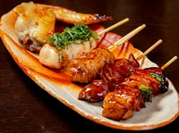 食感や風味にこだわった本格的な焼鳥を楽しむことができる『焼鳥盛り合わせ(5串)』