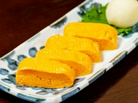 心地良い食感と深い出汁の味わいで、テーブルに華を添える『大分県産 赤玉子の出汁巻き』