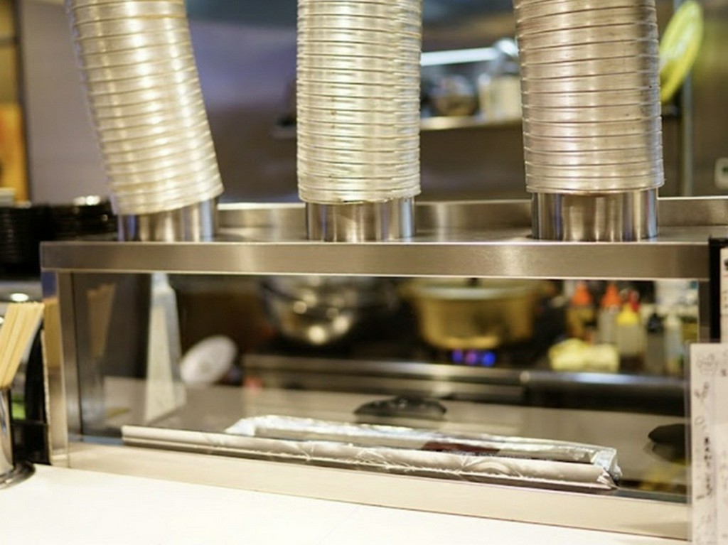 焼き台前のカウンター席は、おひとり様にぴったり！