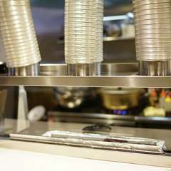 焼き台前のカウンター席は、おひとり様にぴったり！