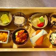 その時期ならではの食材を活かした、季節感溢れる料理の数々。おいしいだけでなく身体が喜ぶ逸品をテーマに掲げ、薬膳の要素を取り入れた和の逸品を提供しています。