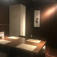 ビジネスでのおもてなしの席にも最適なお店。お酒は黒龍酒造「石田屋」「二左衛門」をはじめ、入手困難な銘柄を中心に取り揃えており、白州・響といったウイスキーも用意しています。