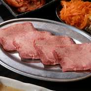 ほどよい歯ごたえと旨みで人気の牛塩タン。チルドで仕入れた新鮮な牛タンを店舗でカット。七輪で焼き上げることで絶妙な食感と香ばしさが楽しめます。最初の一皿にもオススメな定番の逸品です。