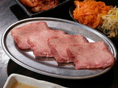 心地よい食感と旨みが広がる定番『牛塩タン』