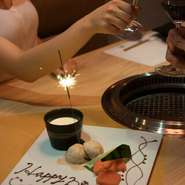 お誕生日のプレートもサービスでご準備できます。（前日までにご連絡必須）メッセージを変えれば、送迎会や歓迎会などのサプライズでも使っていただけるプラン。