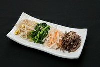 ゴマ油と野菜の組合わせで焼肉を引き立てます。