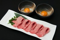 赤身で薄切りのお肉は一番食べやすい。
お子様にも人気の卵を付けて食べる焼きすき。