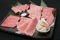 ステーキや薄く切った焼きしゃぶ。焼肉カットと食べ方もバリエーションあり、良いお肉の良いところ取り。初めてのご来店の際は、まず「にくＴＡＴＳＵ」を知って頂ける盛合せです。

