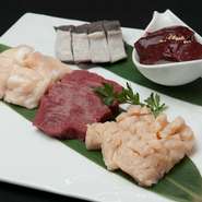 少しずつ楽しめるホルモンの盛合せです。