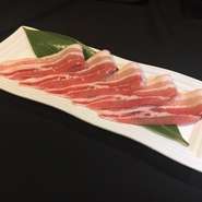 熊本のさいき農場のブランド豚「火の本豚」は、近江うしと同じようにお水を大事にした豚です。甘味が際立つ絶品です。