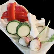 彩り綺麗なお野菜を。季節のお野菜を盛合せています。