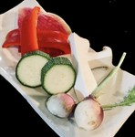 彩り綺麗なお野菜を。季節のお野菜を盛合せています。