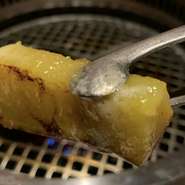 ボイルしてあるサツマイモを網で炙ってお召し上がり下さい。
塩を少し付けても止まらない美味しさです。