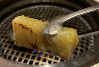 ボイルしてあるサツマイモを網で炙ってお召し上がり下さい。
塩を少し付けても止まらない美味しさです。