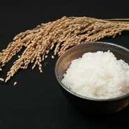 お水の美味しい滋賀県のお米は、近江うしとも相性は勿論、最高です。
大盛や少な目も出来ます。お声がけ下さいませ。