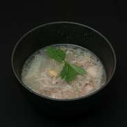 テール（尻尾）を使ったスープご飯。近江うしに合わせてあっさり目に丁寧に作った上品な仕上がりです。