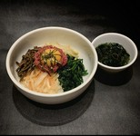 近江牛のユッケとビビンバの相性が抜群です。