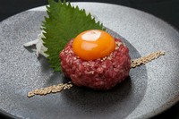 お客様から「懐かしい」と声が上がる当店のユッケは、
正統派なストレートな美味しさ。
塩味も登場!上品な出汁と塩のユッケ、ぜひお楽しみください。