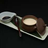 近江のほうじ茶ソースを添えた濃厚プリンが壺に入っています。