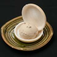 最中で挟んだ手で食べられるアイスです。