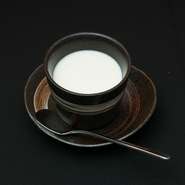 シンプルな杏仁豆腐はやはり外せない。