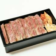 近江うし・極上のサーロインステーキを贅沢にお弁当で。脂の乗ったお肉をつけ添えの「わさび」とともに。