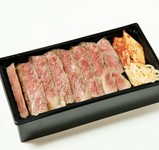 近江うし・極上のサーロインステーキを贅沢にお弁当で。脂の乗ったお肉をつけ添えの「わさび」とともに。