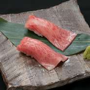 一口で幸せになるお寿司。焼肉のスタートに持ってこいです。
お寿司専門ではないですが、シャリにもひと味。焼肉屋ならではのお寿司をお楽しみ下さい。