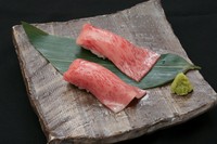 一口で幸せになるお寿司。焼肉のスタートに持ってこいです。
お寿司専門ではないですが、シャリにもひと味。焼肉屋ならではのお寿司をお楽しみ下さい。